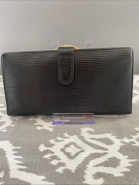 Louis Vuitton Epi Kisslock Waller ***REPAINTED*** original color inside w/Dusty